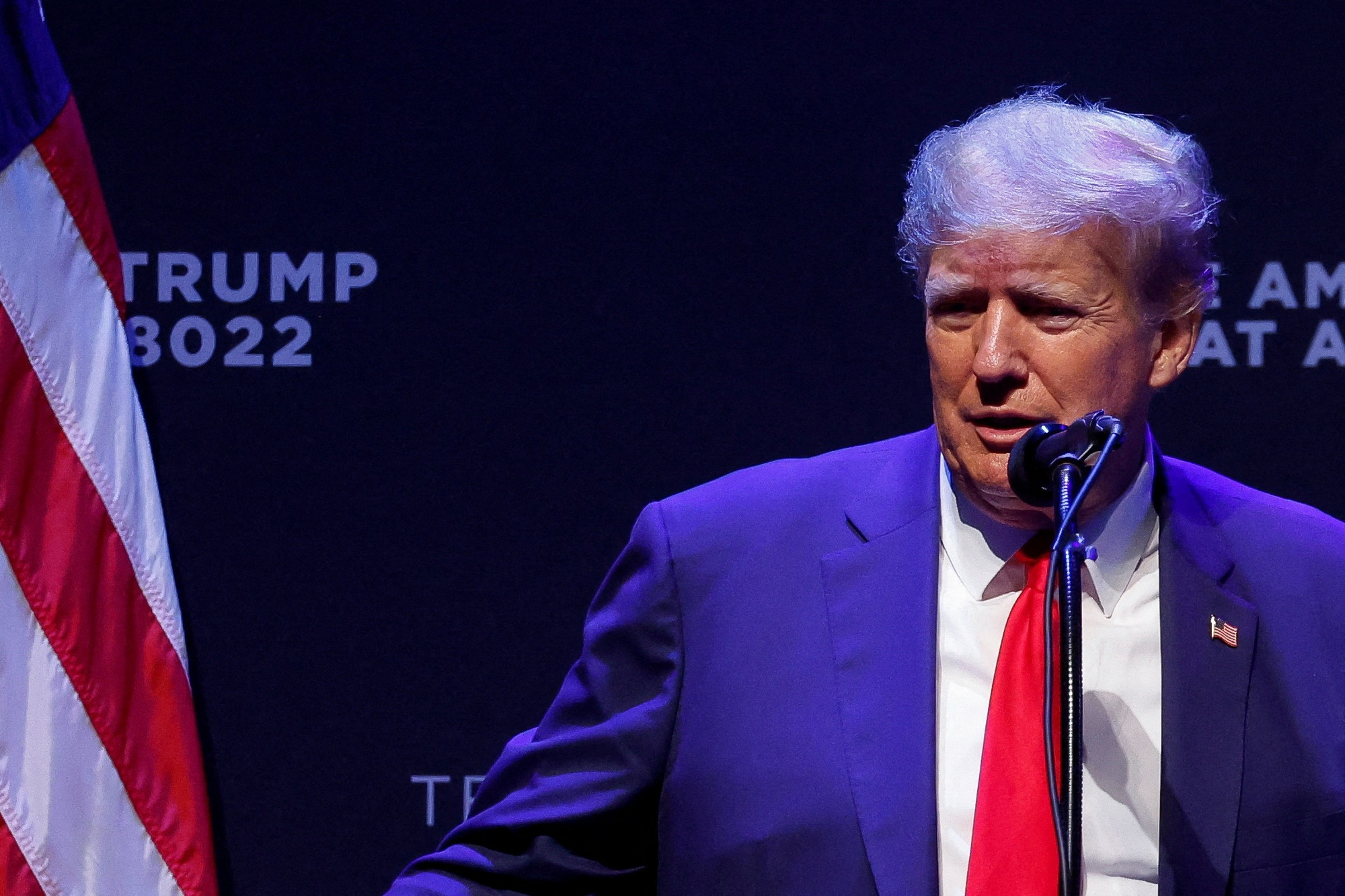 &Aacute;t chủ b&agrave;i của &ocirc;ng Trump lộ diện, New York căng thẳng - Ảnh 1.