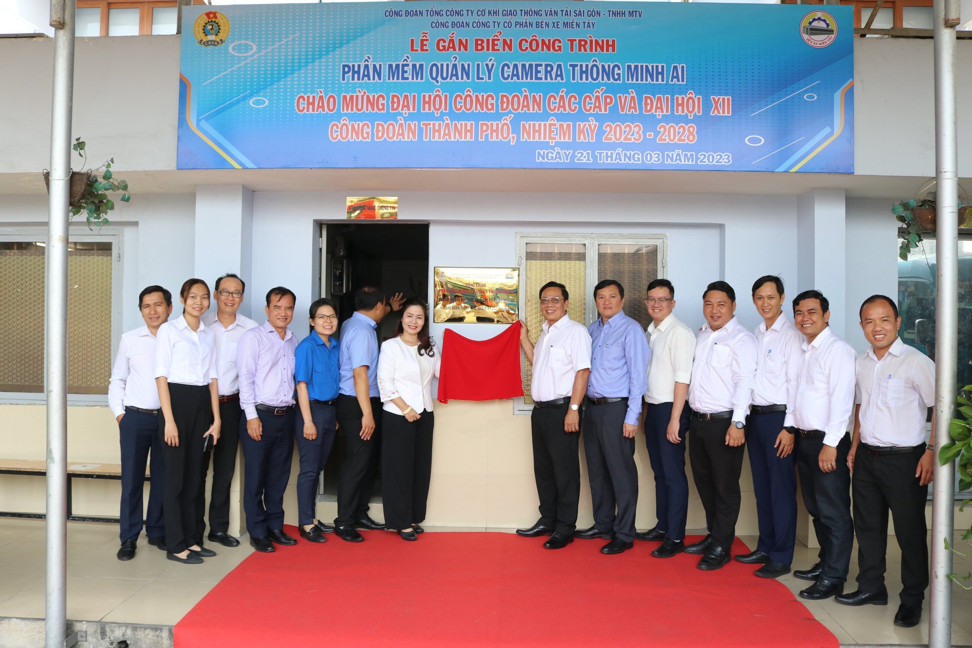 Gắn biển công trình chào mừng Đại hội Công đoàn các cấp