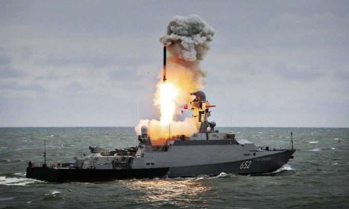 H&agrave;ng loạt vụ nổ xảy ra ở Crimea, t&ecirc;n lửa Nga bị ph&aacute; hủy - Ảnh 2.