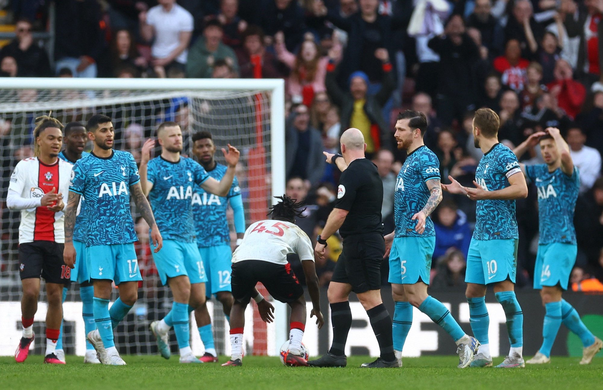 HLV Antonio Conte bỏ về &Yacute;, Tottenham ch&igrave;m s&acirc;u trong khủng hoảng - Ảnh 1.