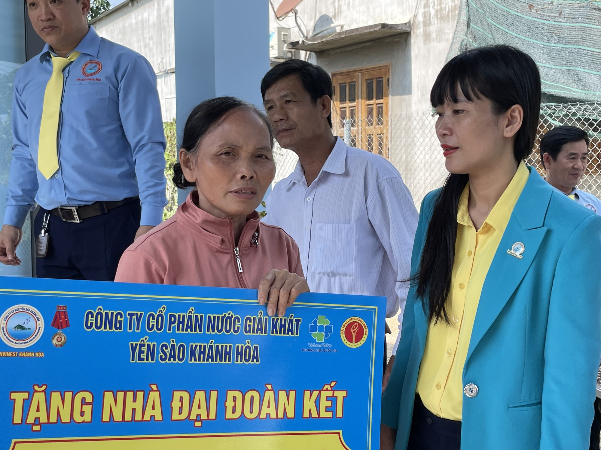 Kh&aacute;nh H&ograve;a: Tặng 3 căn nh&agrave; đại đo&agrave;n kết cho gia đ&igrave;nh c&oacute; ho&agrave;n cảnh kh&oacute; khăn - Ảnh 6.