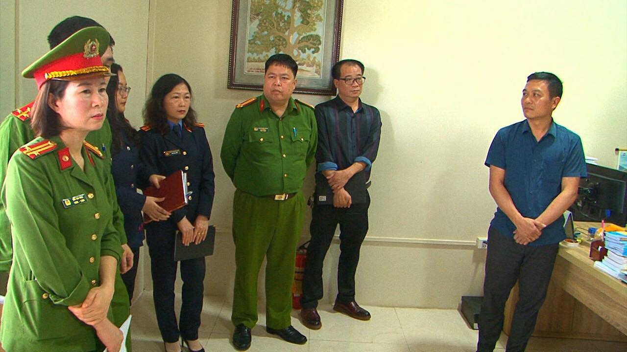 Bắt một giám đốc trung tâm đăng kiểm "ăn dày"