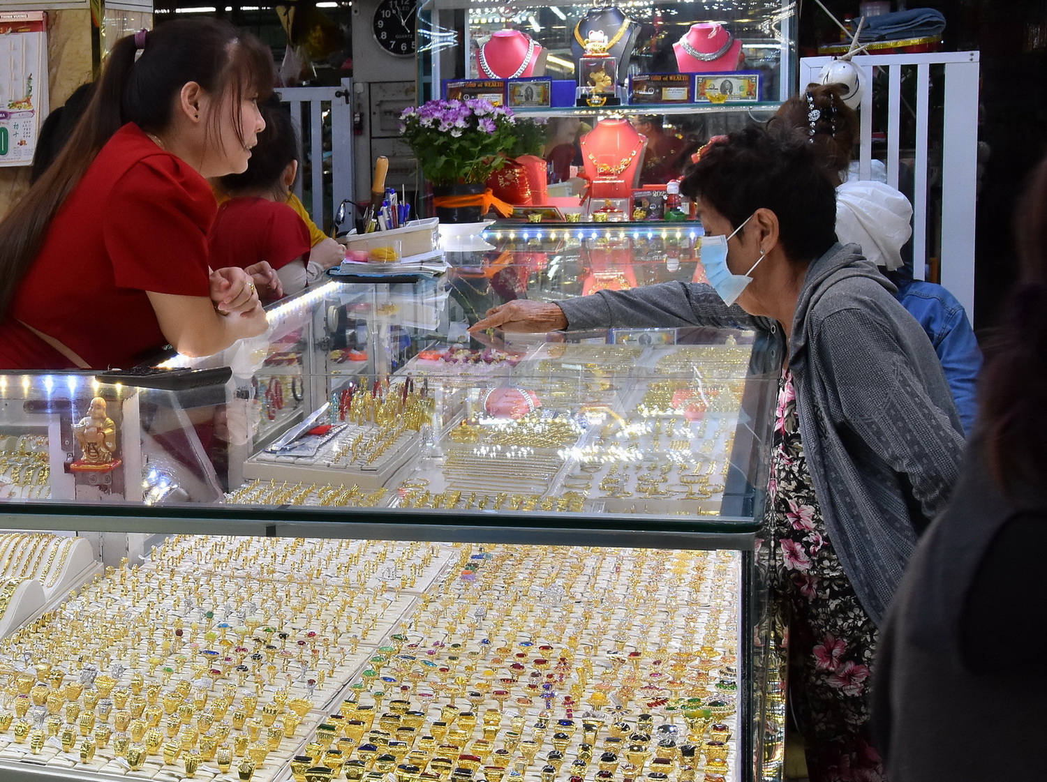 Giá vàng hôm nay 23-3: Vàng thế giới chỉ còn cách vàng nhẫn 24K chưa tới 1 triệu đồng/lượng