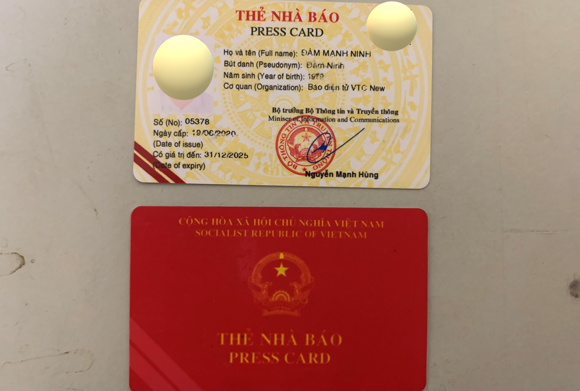 Đặt l&agrave;m giả thẻ nh&agrave; b&aacute;o để xin xỏ CSGT - Ảnh 1.