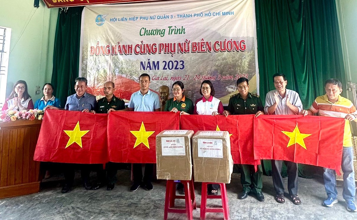 Tặng 1.000 lá cờ Tổ quốc cho người dân xã biên giới