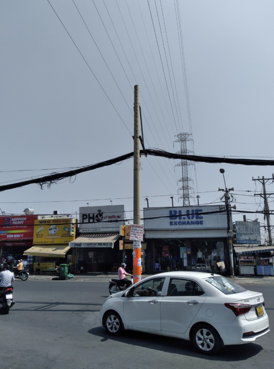 Trụ điện "nghênh ngang" giữa đường