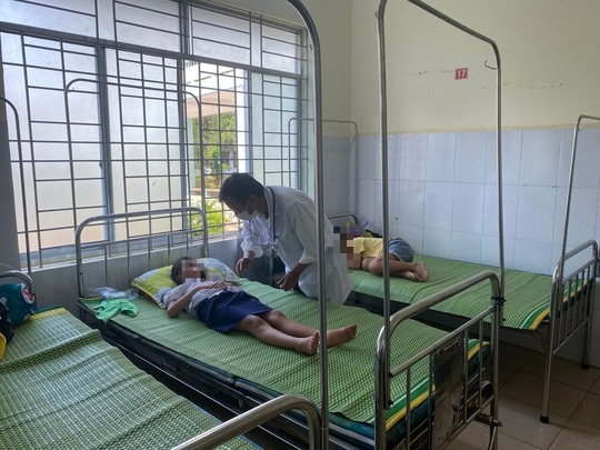 Những bất thường trong vụ hàng chục học sinh ngộ độc sau khi nhận bóng bay của người lạ