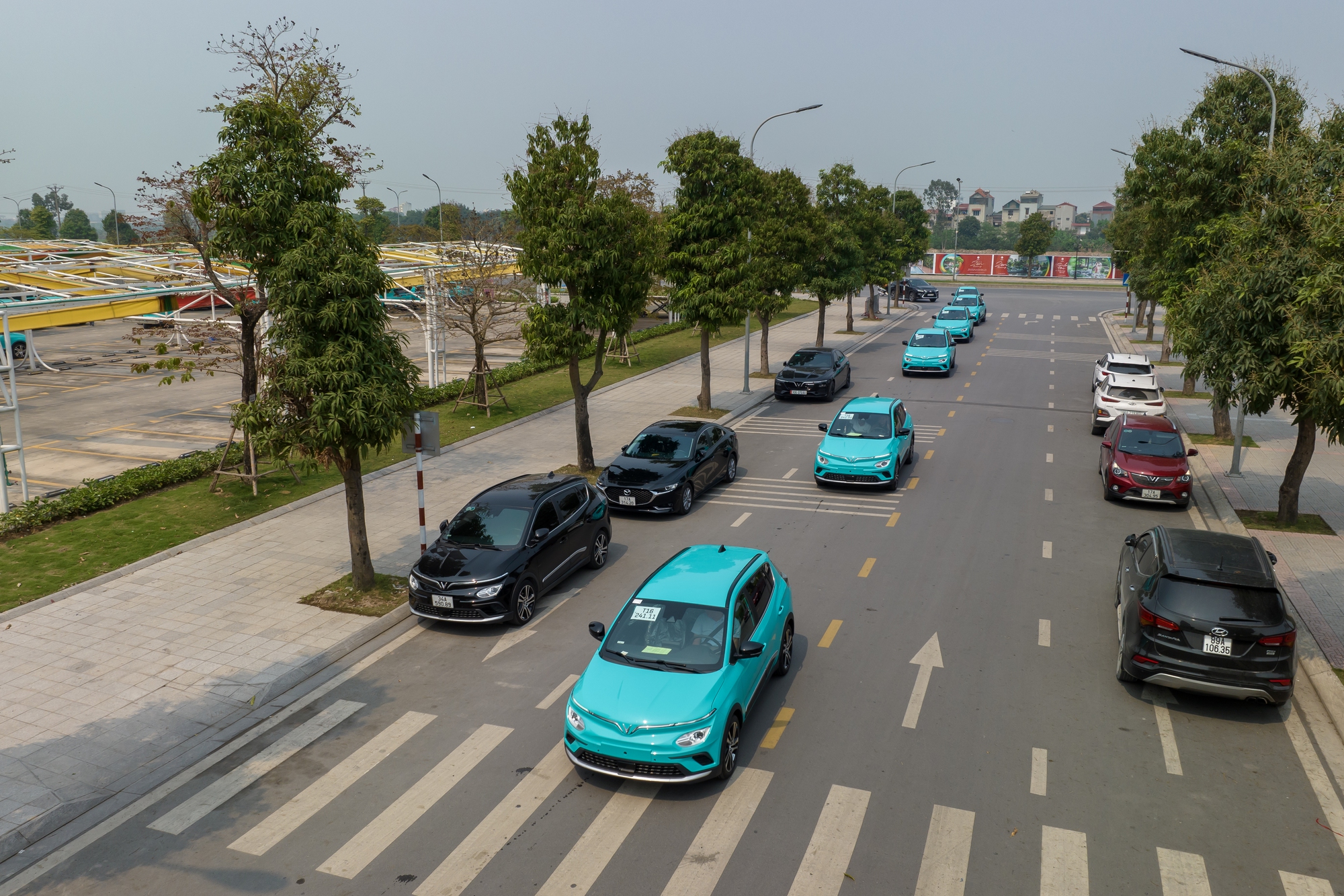 Choáng ngợp với đoàn taxi điện của tỉ phú Phạm Nhật Vượng - Ảnh 2.