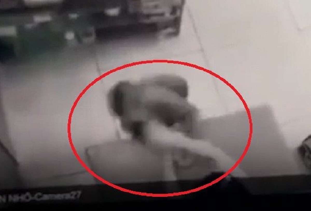 Nữ gi&aacute;o vi&ecirc;n t&aacute;t v&agrave;o mặt học sinh 4 tuổi bị cho th&ocirc;i việc - Ảnh 1.