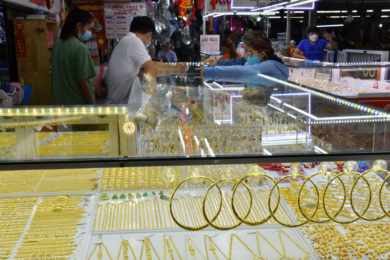 Gi&aacute; v&agrave;ng h&ocirc;m nay 24-3: V&agrave;ng trong nước đang rẻ hơn thế giới - Ảnh 1.