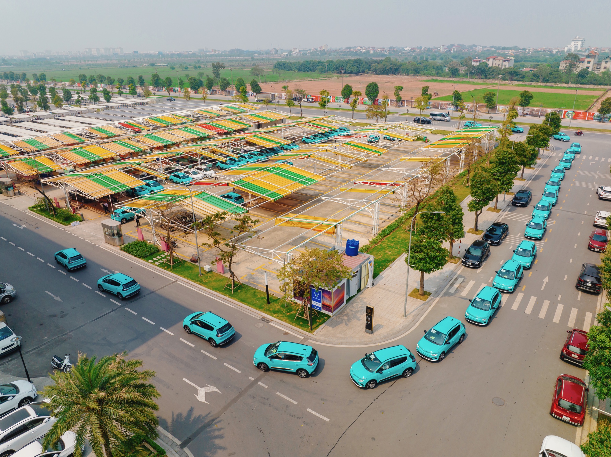 Choáng ngợp với đoàn taxi điện của tỉ phú Phạm Nhật Vượng - Ảnh 5.