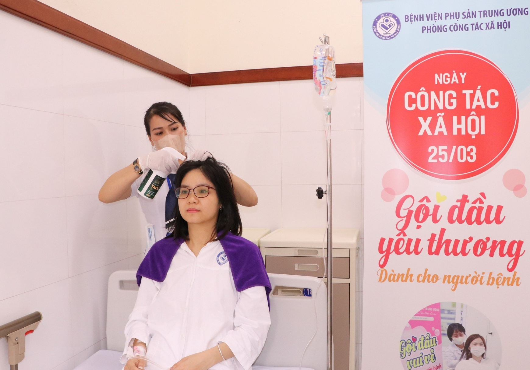 Nhân viên y tế gội đầu cho "bà bầu", tặng quà người bệnh