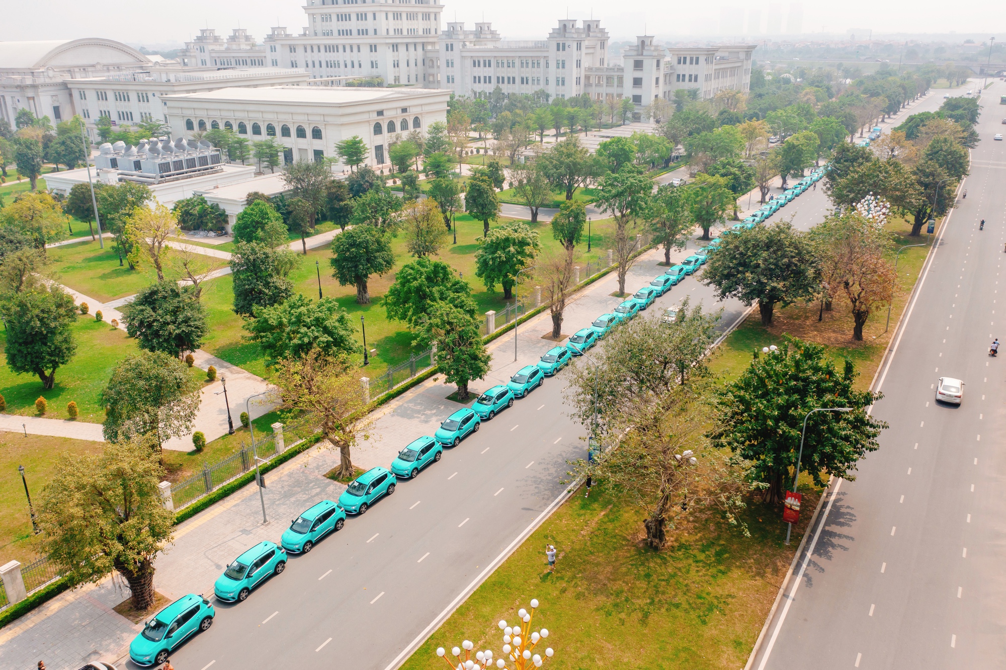 Choáng ngợp với đoàn taxi điện của tỉ phú Phạm Nhật Vượng
