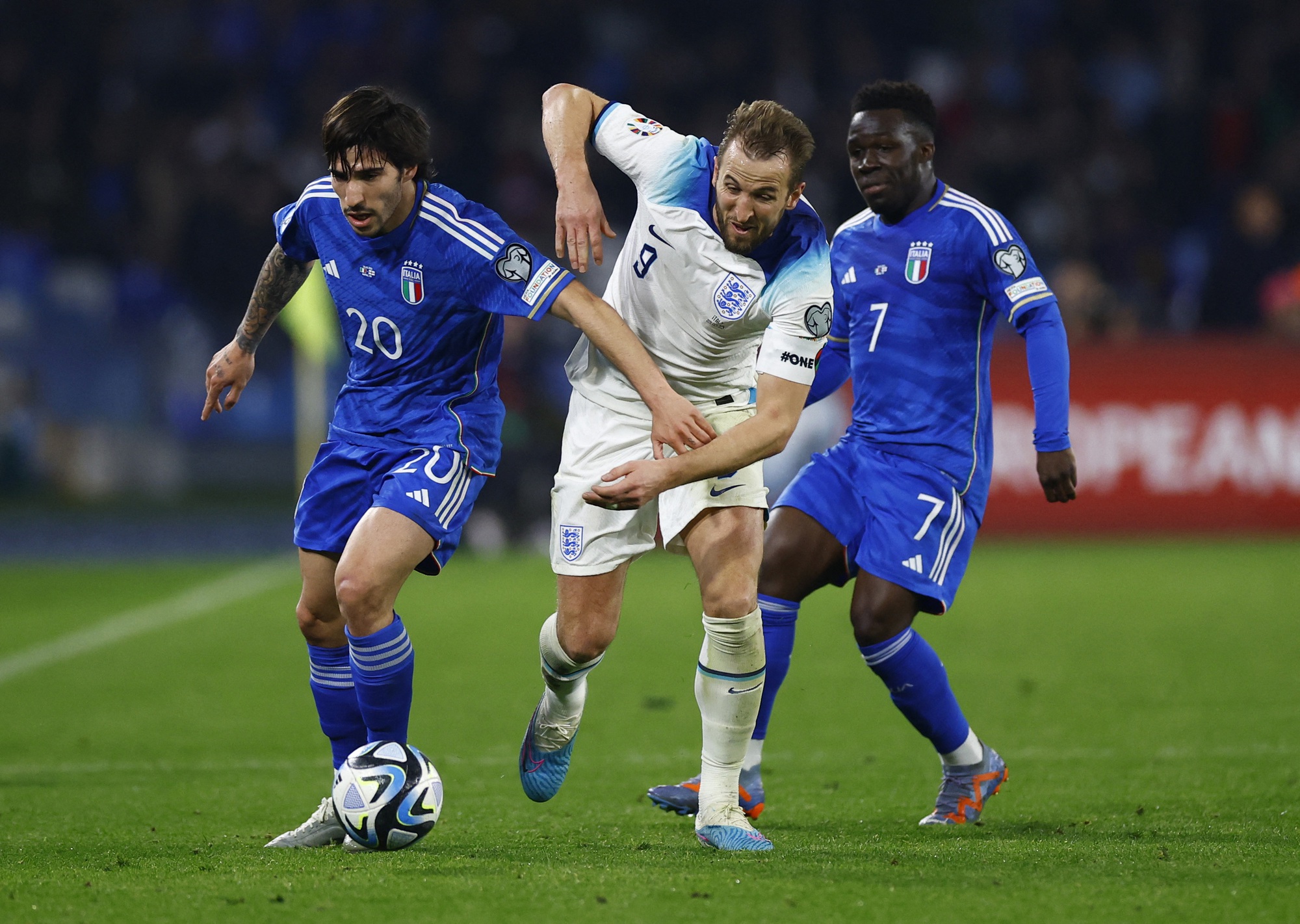 Harry Kane lập kỷ lục, Anh "đòi nợ" người Ý sau 46 năm