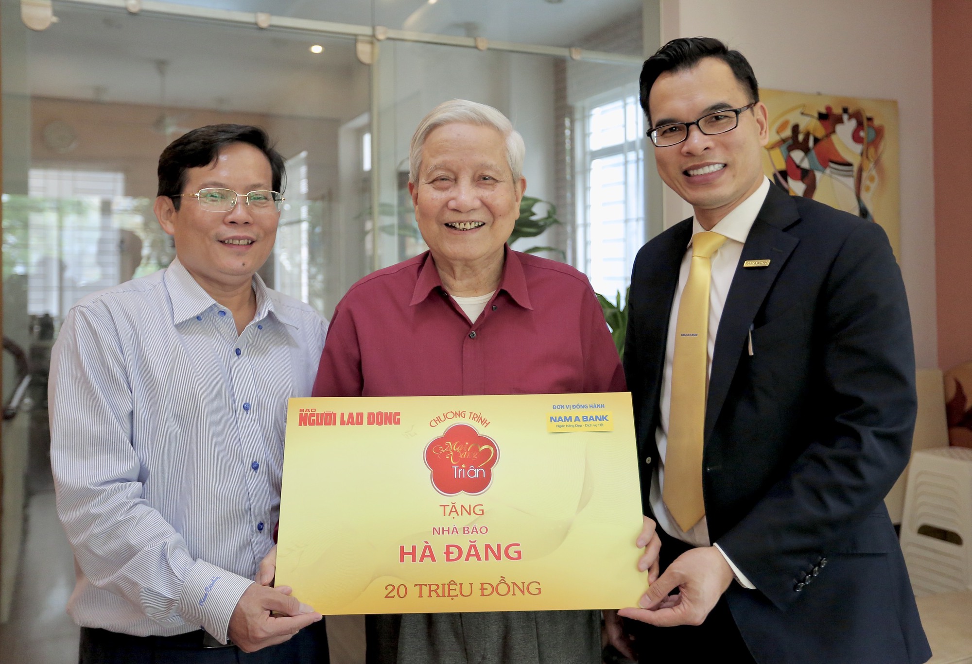 Mai Vàng tri ân thăm, tặng quà nhà báo lão thành Hà Đăng và NSND Trần Bảng