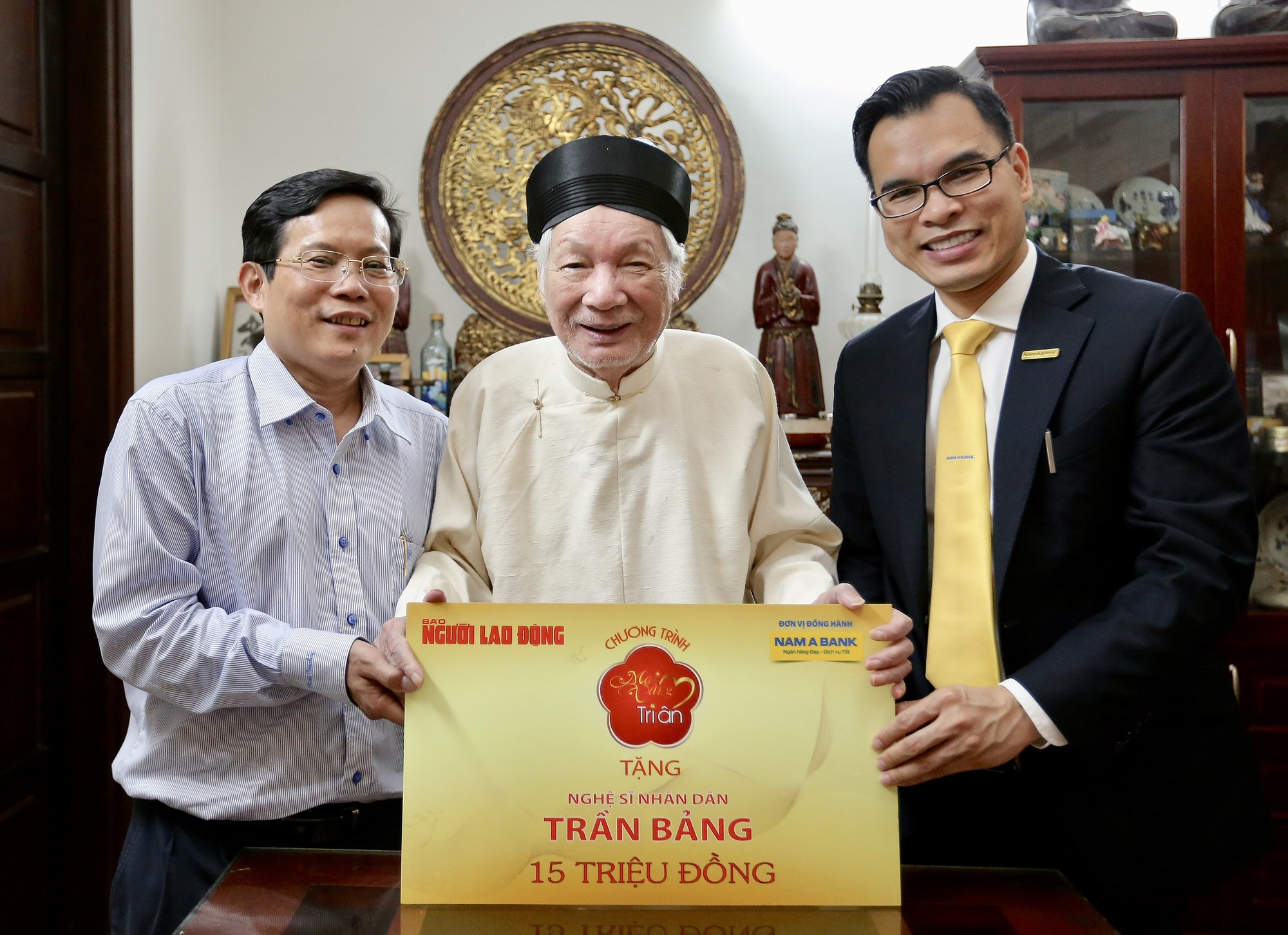 Mai V&agrave;ng tri &acirc;n thăm, tặng qu&agrave; nh&agrave; b&aacute;o l&atilde;o th&agrave;nh H&agrave; Đăng v&agrave; NSND Trần Bảng - Ảnh 4.