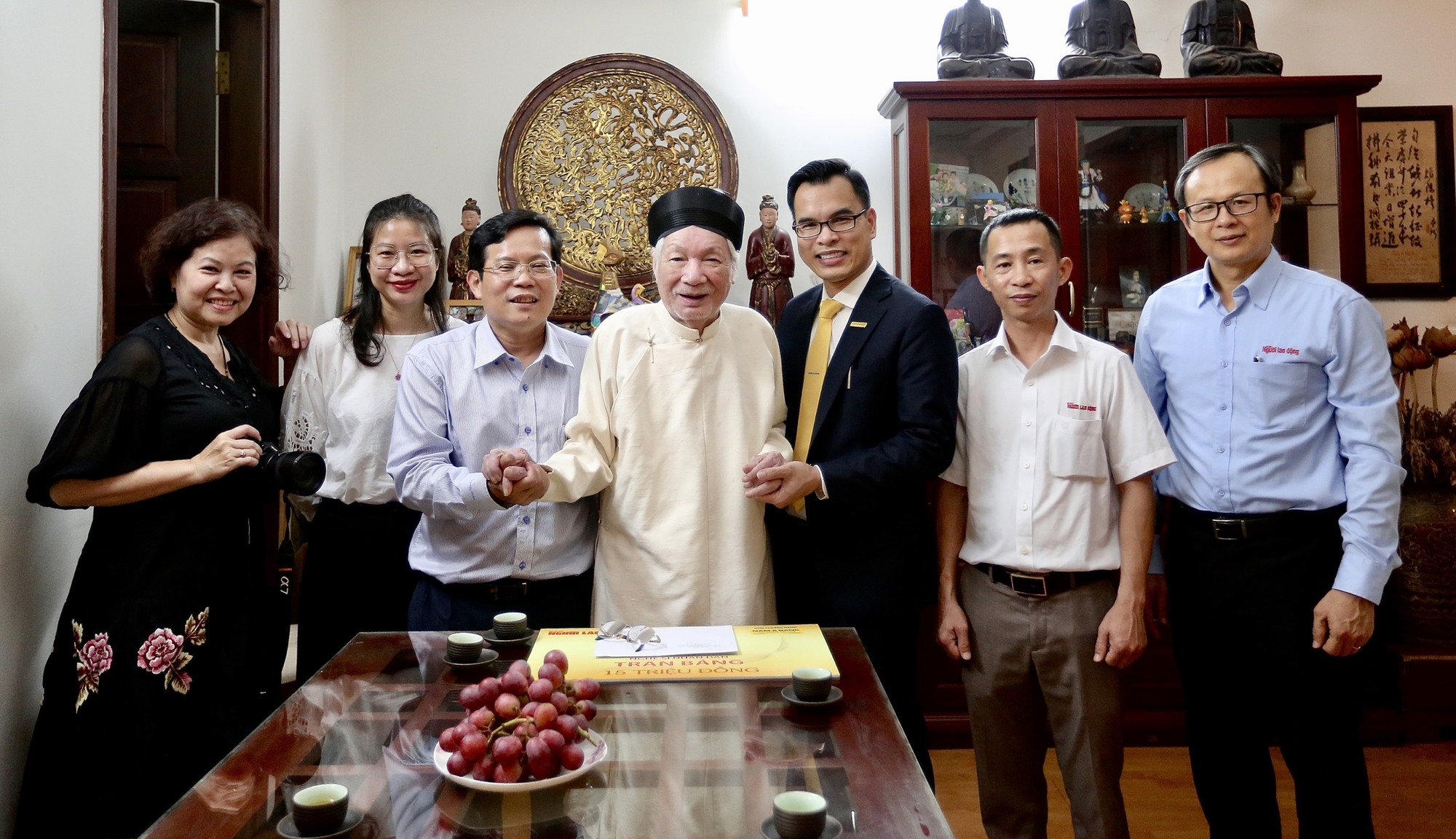 Mai V&agrave;ng tri &acirc;n thăm, tặng qu&agrave; nh&agrave; b&aacute;o l&atilde;o th&agrave;nh H&agrave; Đăng v&agrave; NSND Trần Bảng - Ảnh 8.