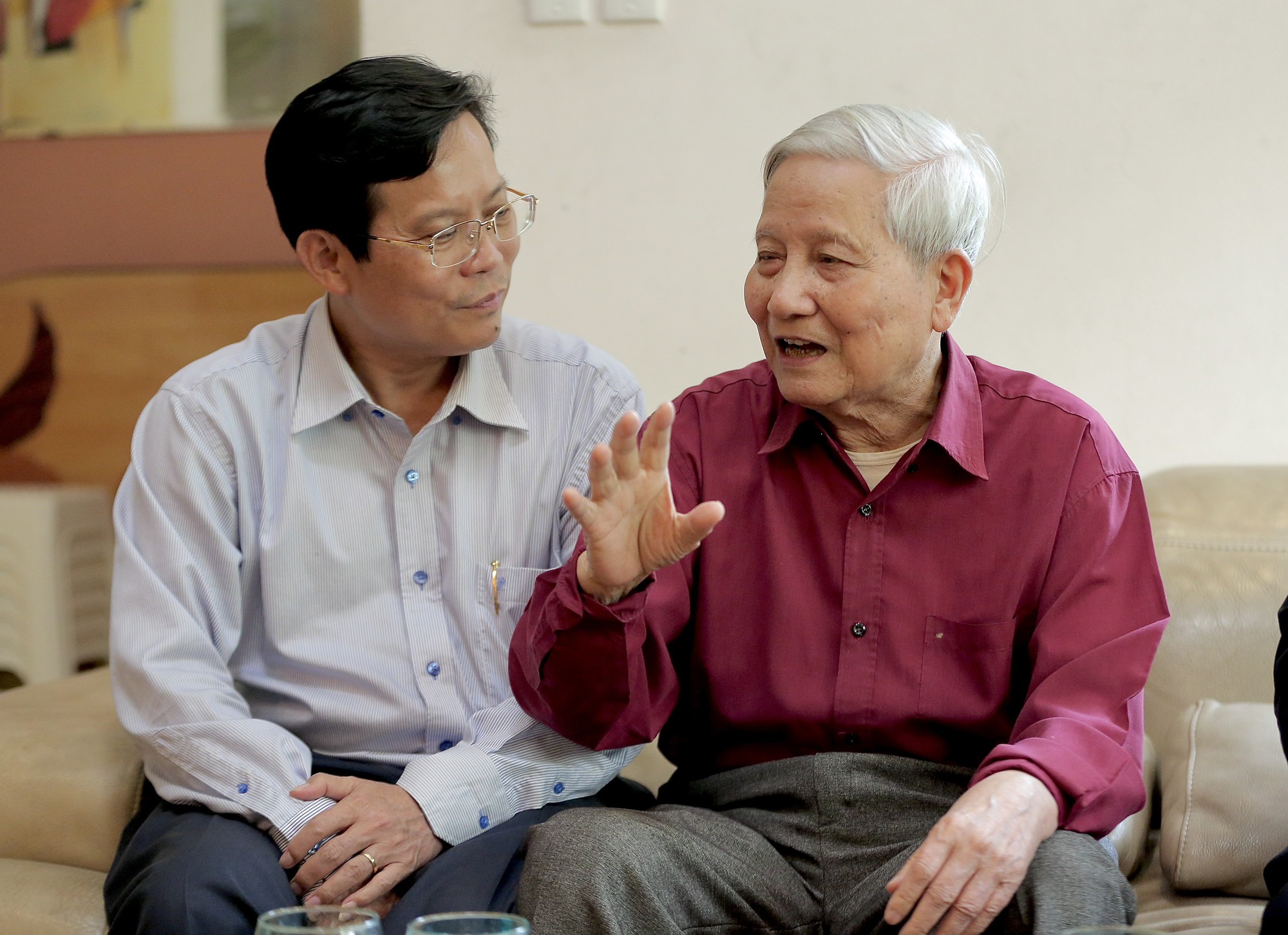 Mai V&agrave;ng tri &acirc;n thăm, tặng qu&agrave; nh&agrave; b&aacute;o l&atilde;o th&agrave;nh H&agrave; Đăng v&agrave; NSND Trần Bảng - Ảnh 3.