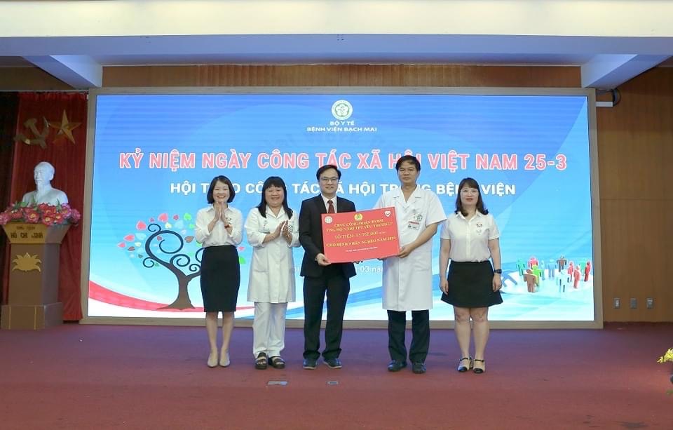 Nh&acirc;n vi&ecirc;n y tế gội đầu cho b&agrave; bầu, tặng qu&agrave; người bệnh - Ảnh 2.