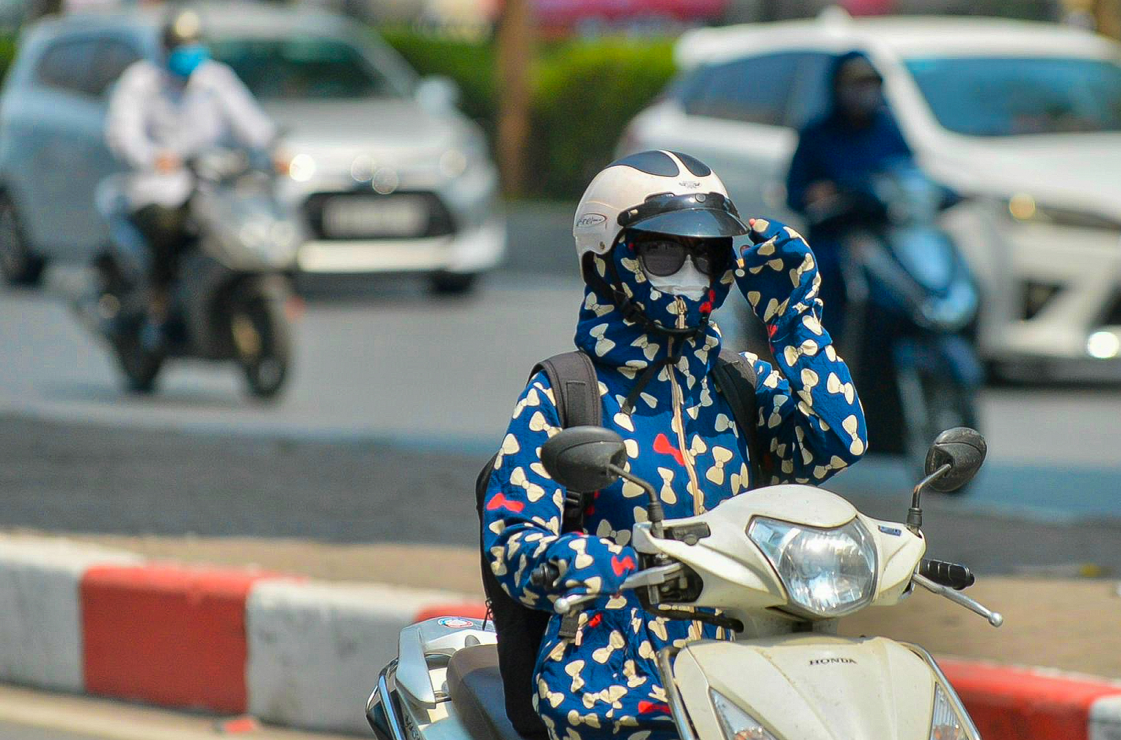 Người dân kín mít như "Ninja" trong ngày nắng nóng 35 độ C