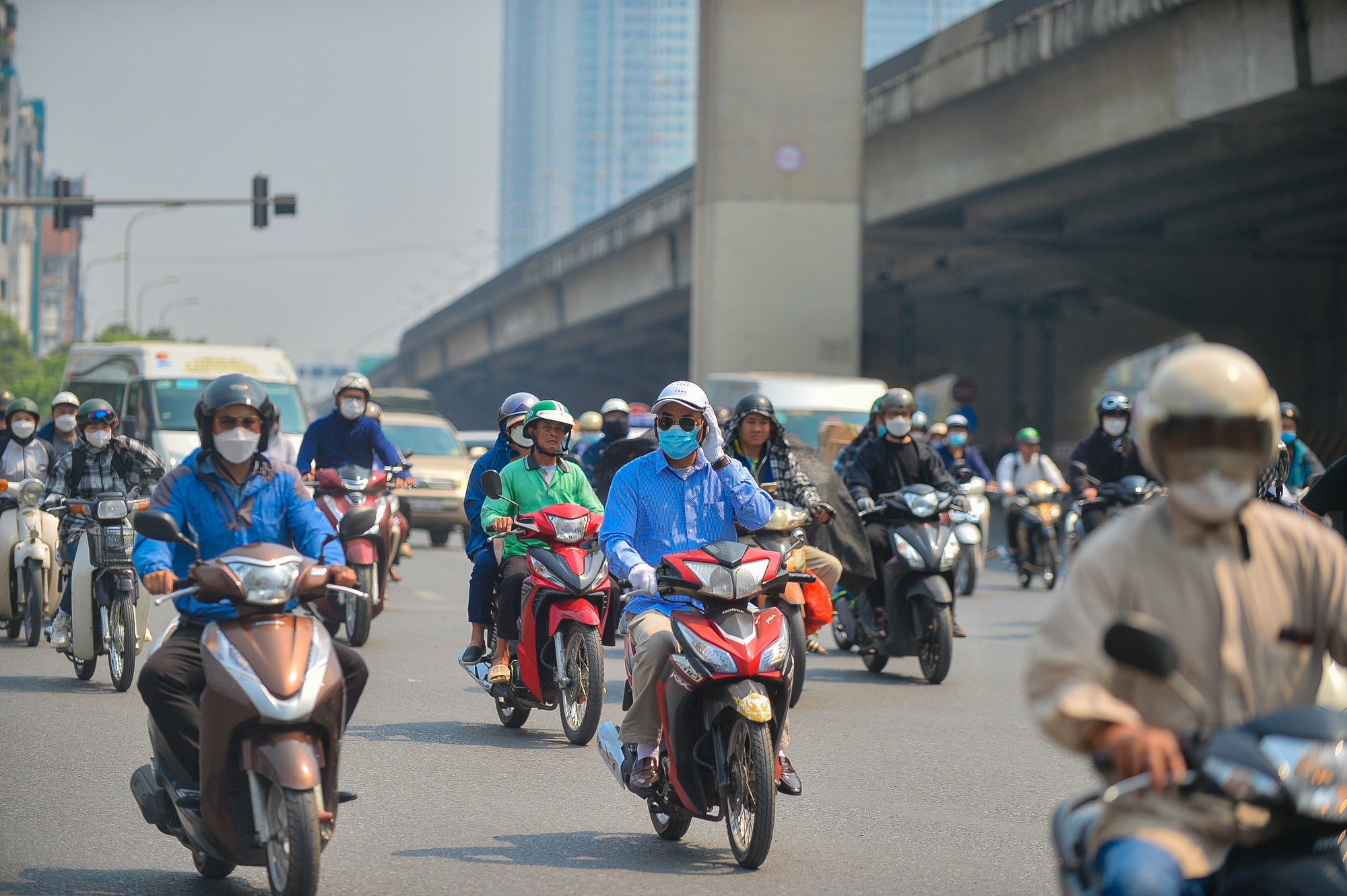 Người dân kín mít như Ninja trong ngày nắng nóng 35 độ C - Ảnh 12.