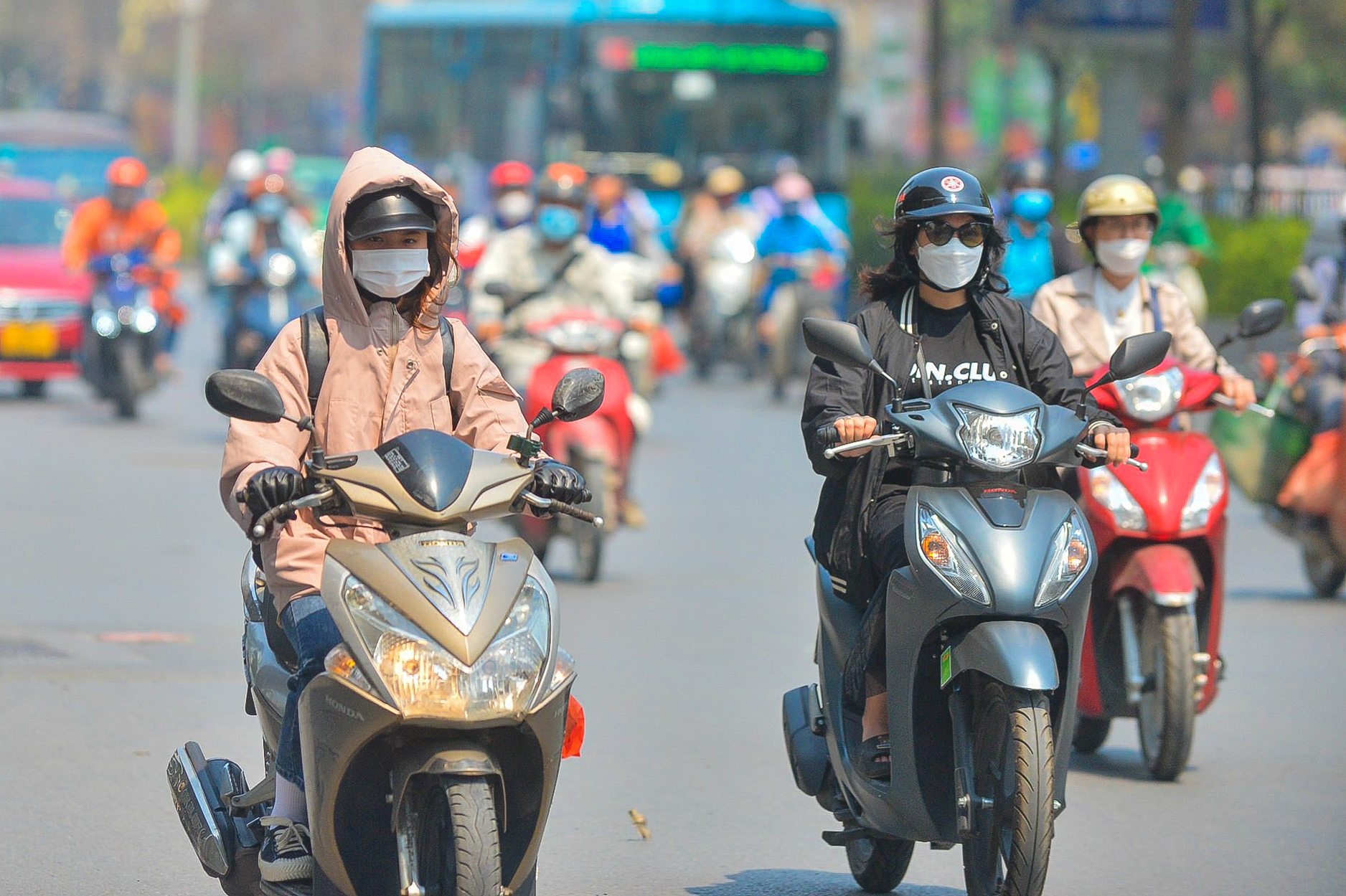 Người dân kín mít như Ninja trong ngày nắng nóng 35 độ C - Ảnh 5.