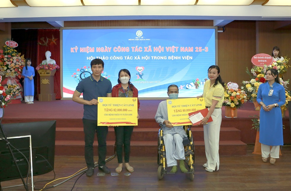 Nh&acirc;n vi&ecirc;n y tế gội đầu cho b&agrave; bầu, tặng qu&agrave; người bệnh - Ảnh 3.