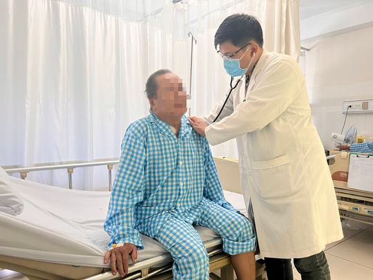 Cú té làm người đàn ông gãy hàng loạt xương sườn, suy hô hấp - Ảnh 1.