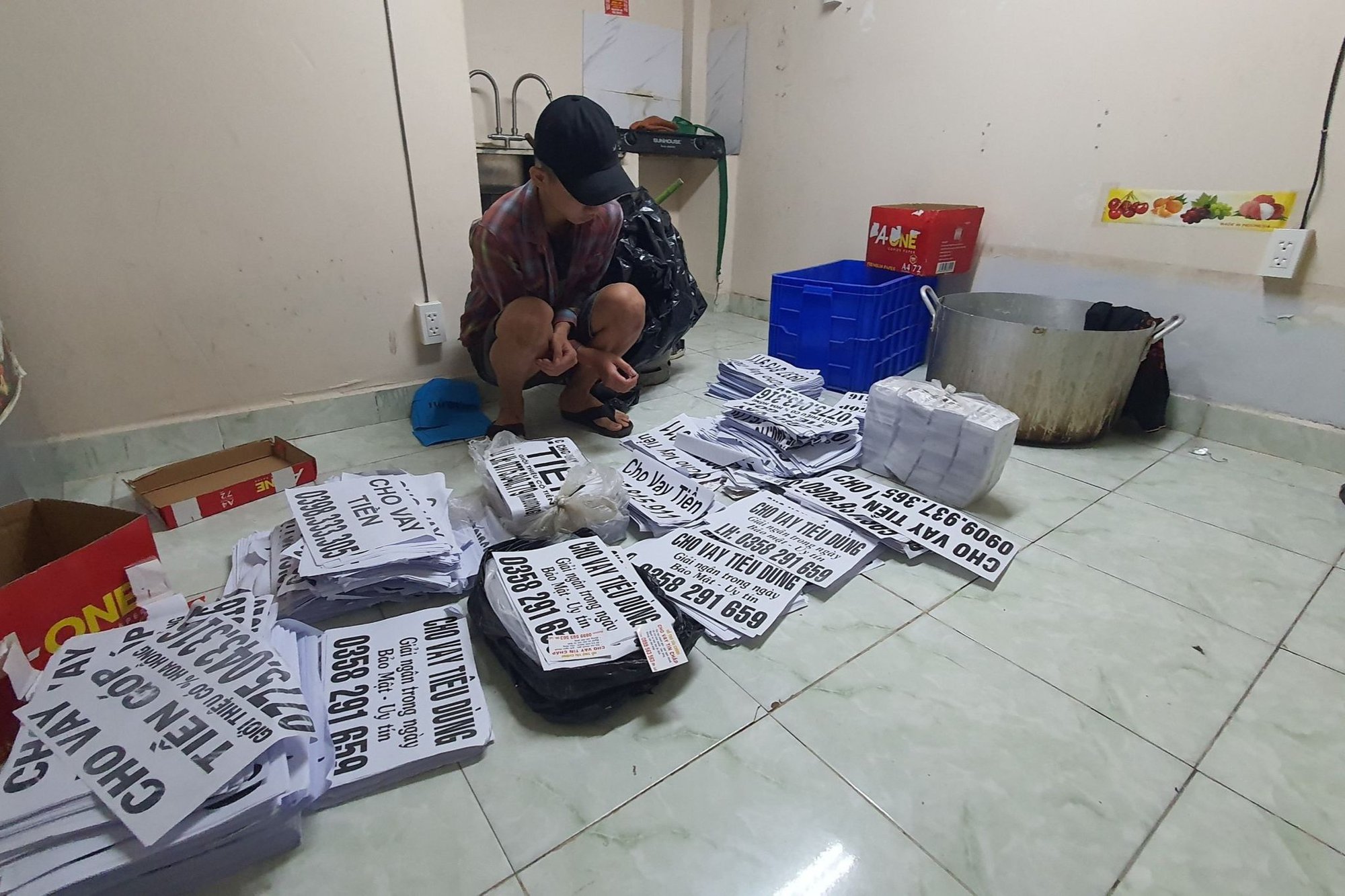 Buộc 2 thanh ni&ecirc;n gỡ sạch những tờ rơi cho vay đ&atilde; d&aacute;n - Ảnh 2.