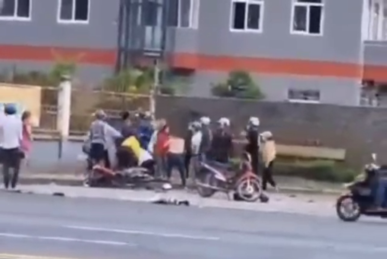 CLIP: Vừa gặp nhau, nhóm phụ nữ trung niên đã lao vào"cấu xé" gây bão mạng