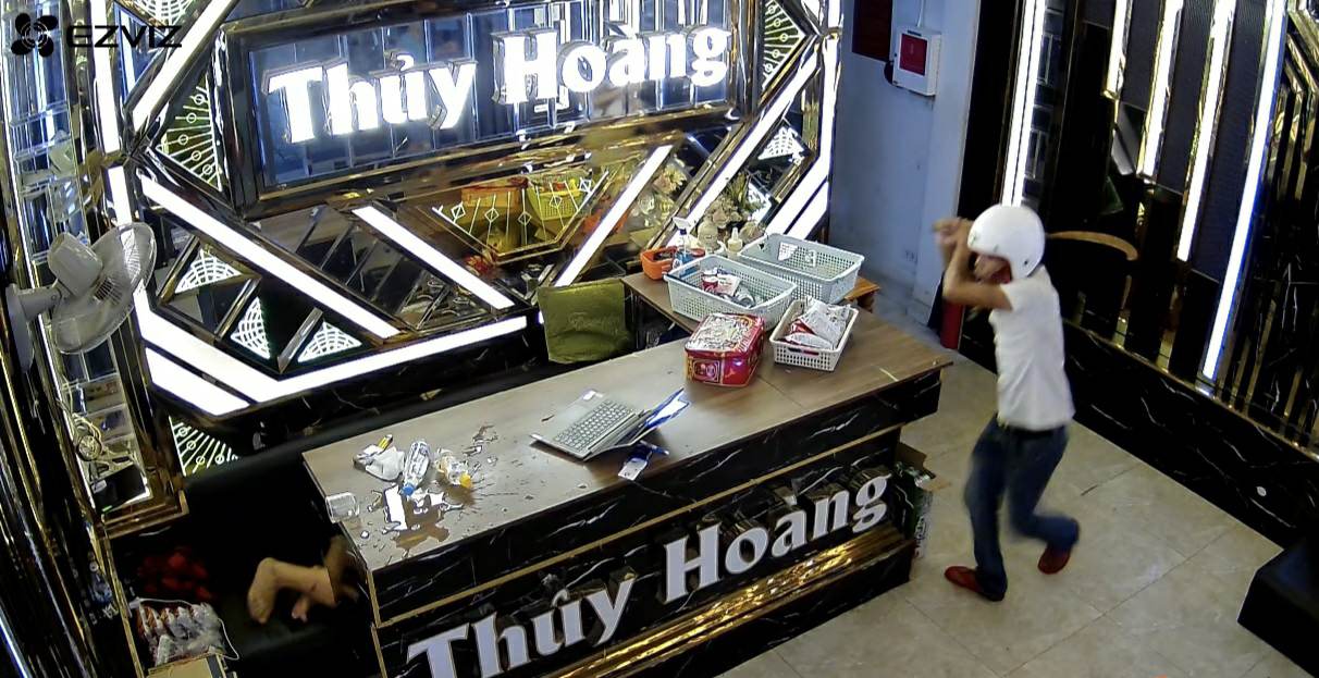 Chủ quán karaoke Thuỷ Hoàng bị chém vào đầu vì mâu thuẫn tính tiền hát