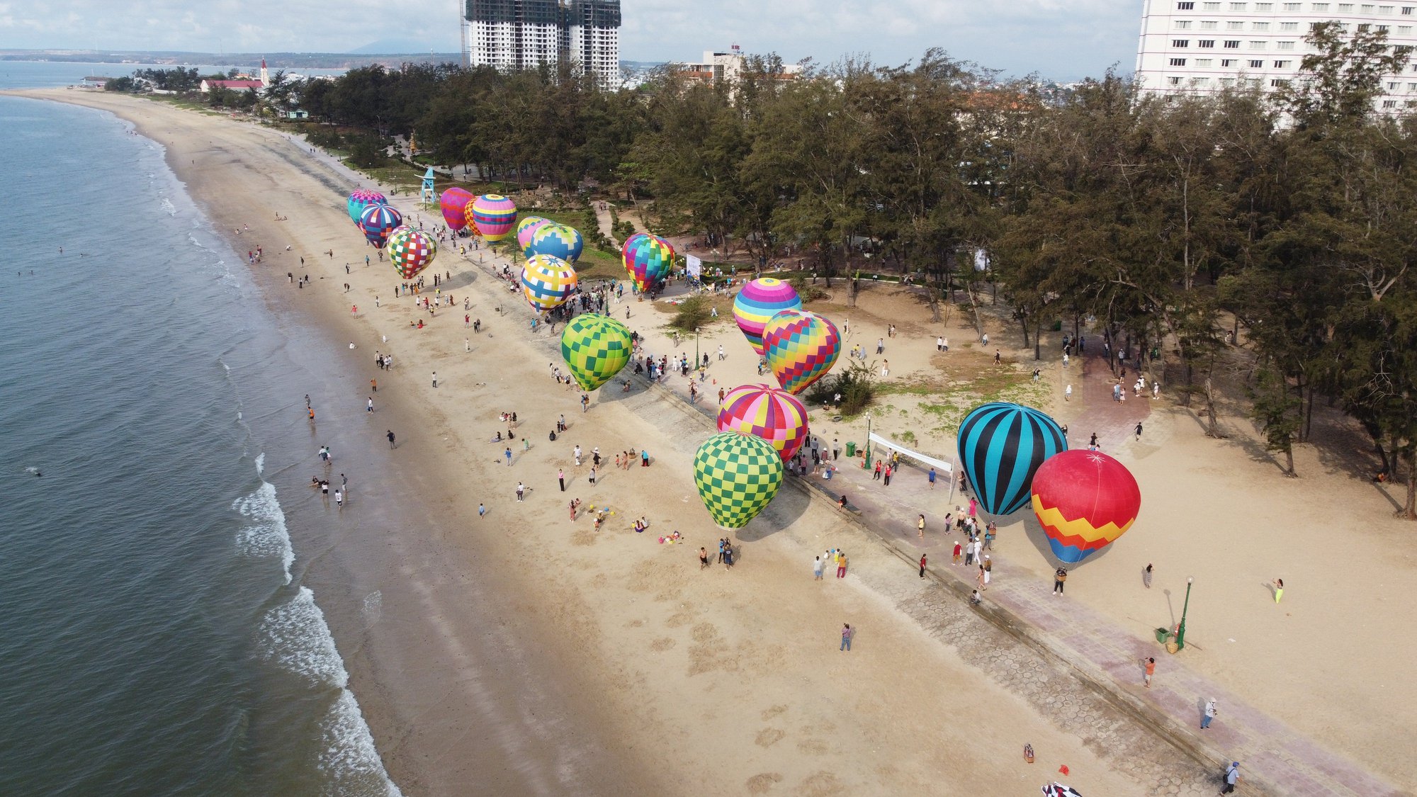 Khinh kh&iacute; cầu rợp sắc m&agrave;u tr&ecirc;n bầu trời Phan Thiết - Ảnh 7.