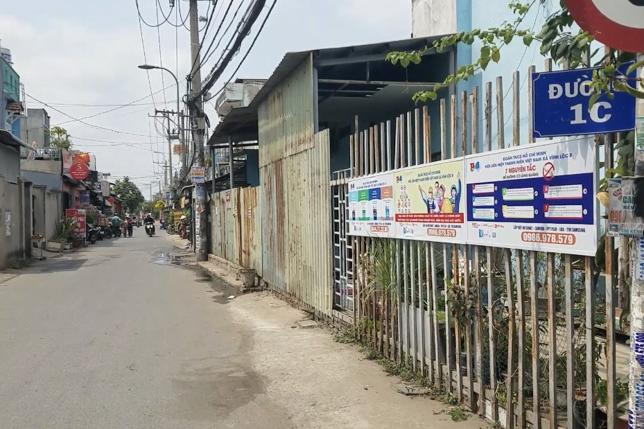 CLIP: Nam sinh thất thần nhìn điện thoại bị cướp ngay trên tay