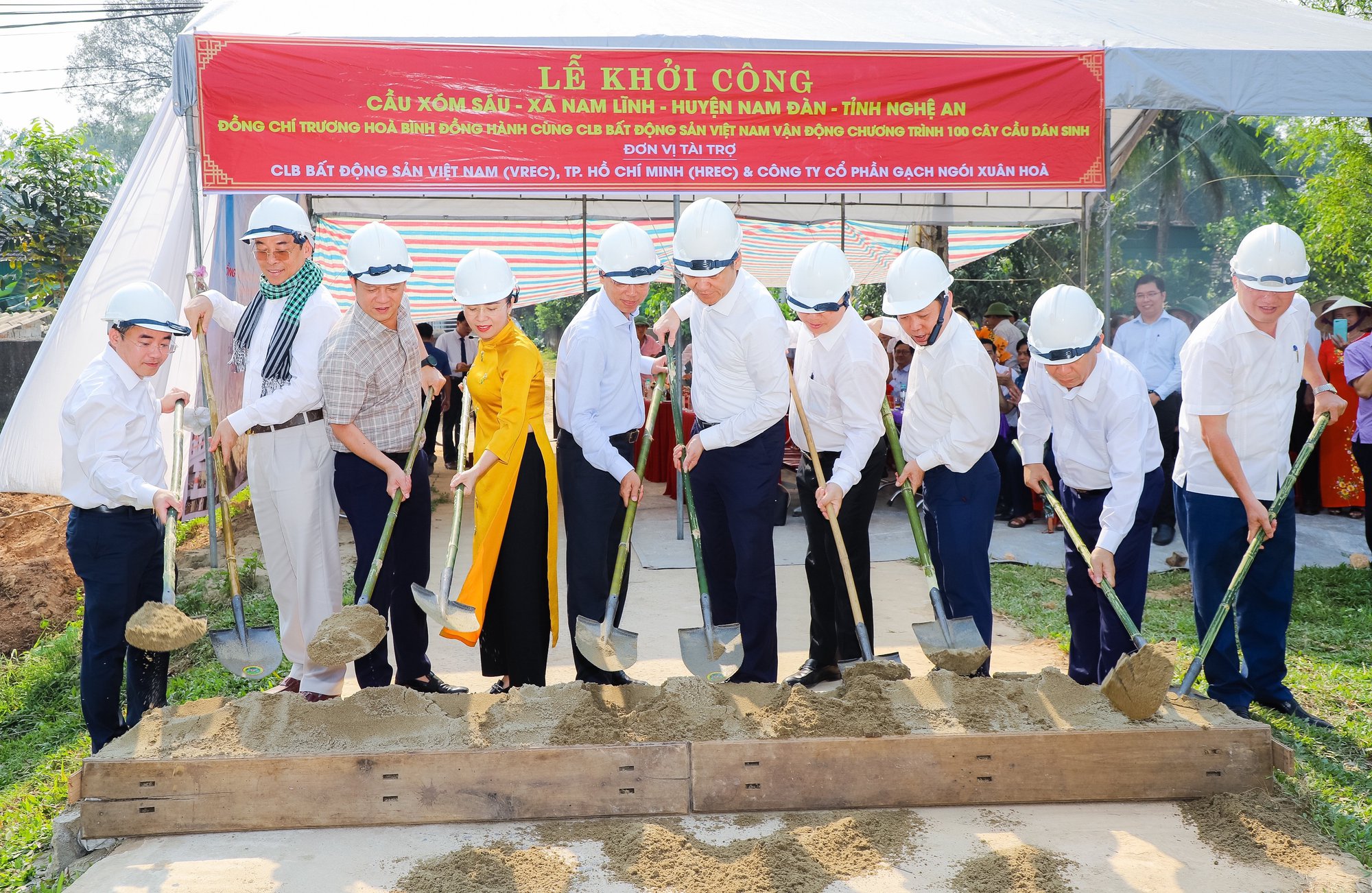 Đo&agrave;n đại biểu TP HCM v&agrave; c&aacute;c tỉnh d&acirc;ng hương tưởng niệm Chủ tịch Hồ Ch&iacute; Minh - Ảnh 3.