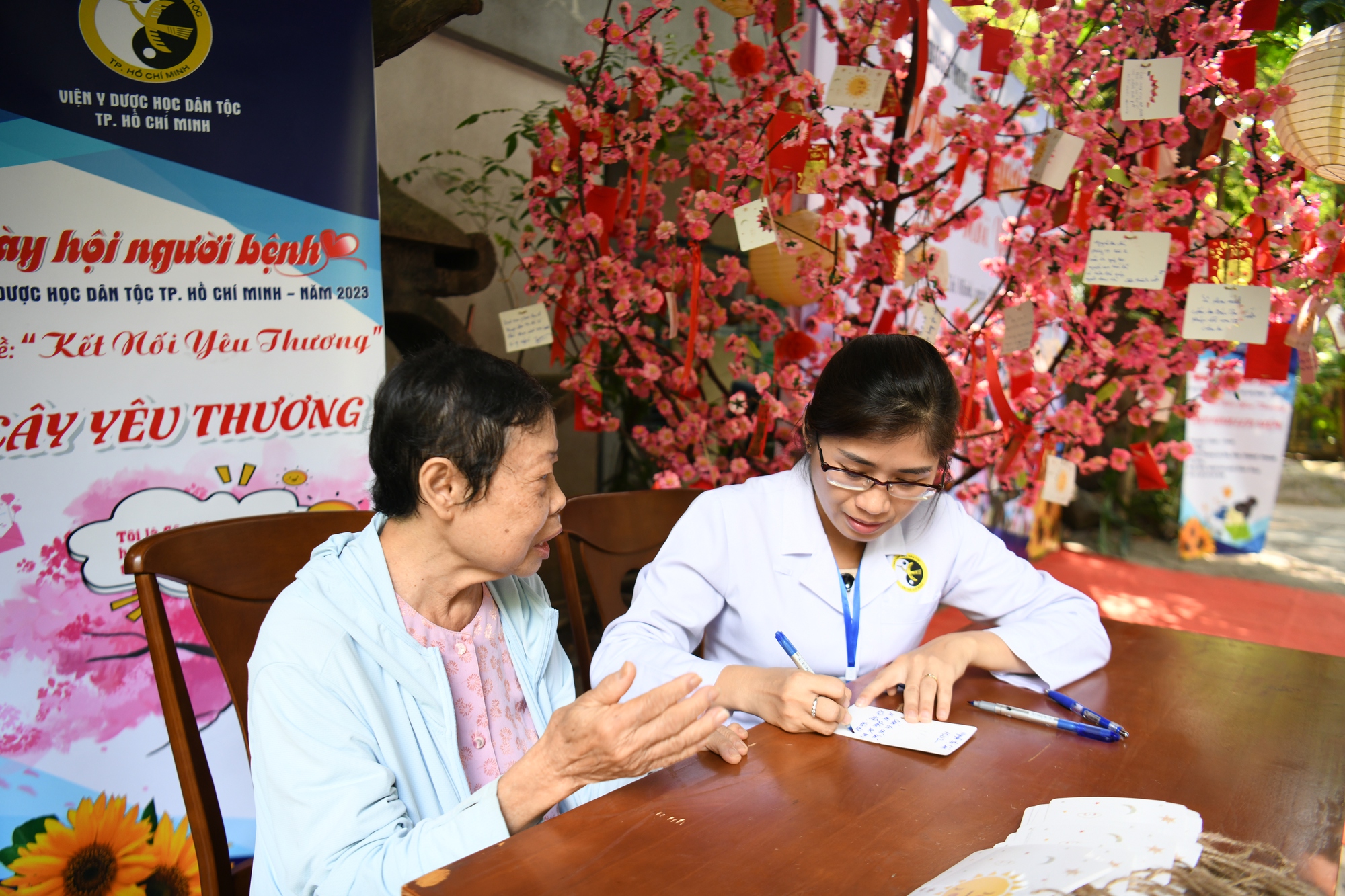 Đang nằm viện vẫn được cắt t&oacute;c miễn ph&iacute;, xem văn nghệ - Ảnh 2.