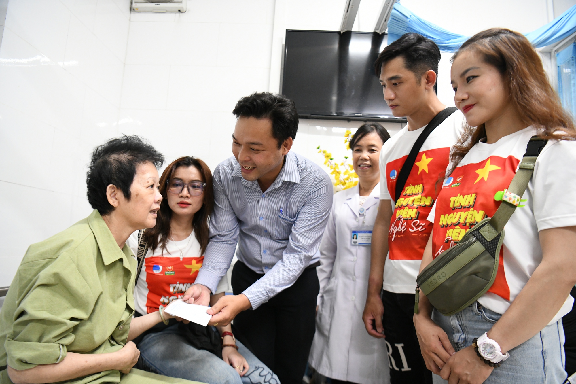 Đang nằm viện vẫn được cắt t&oacute;c miễn ph&iacute;, xem văn nghệ - Ảnh 1.