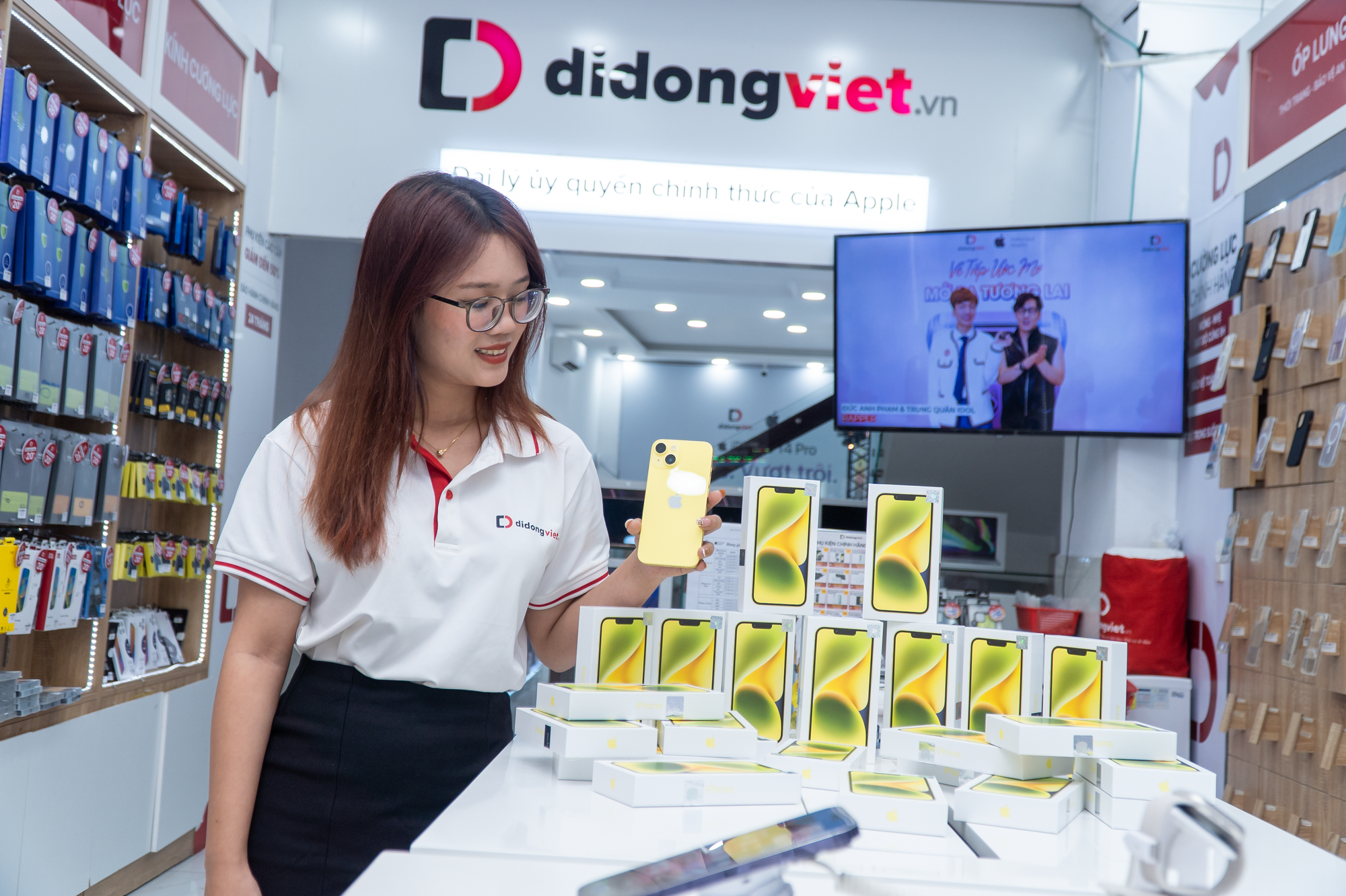 iPhone 14 m&agrave;u v&agrave;ng vừa l&ecirc;n kệ gi&aacute; đ&atilde; bất ngờ  - Ảnh 1.