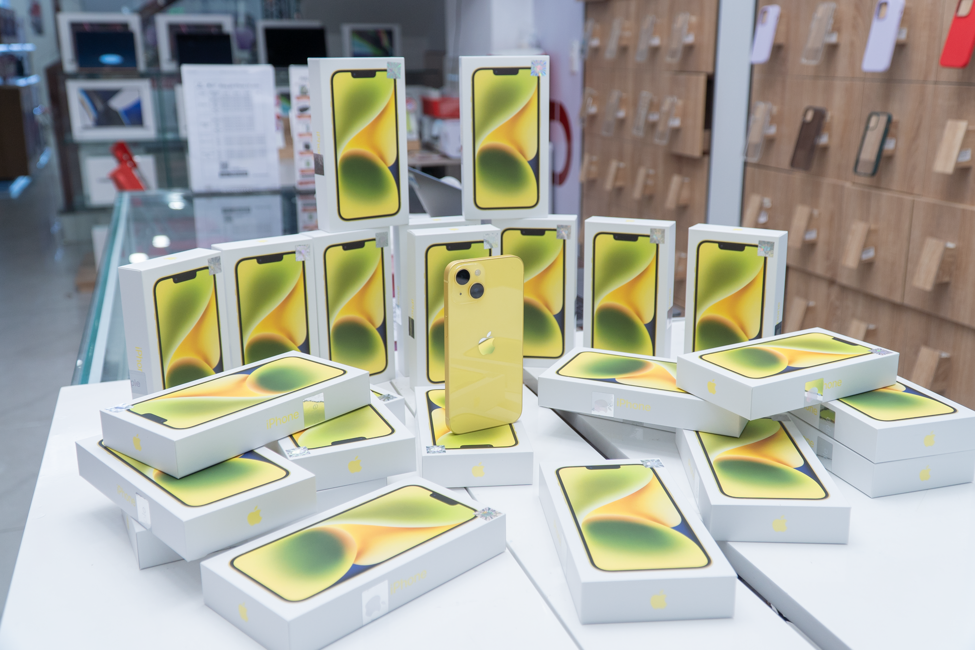 iPhone 14 màu vàng vừa lên kệ giá đã bất ngờ
