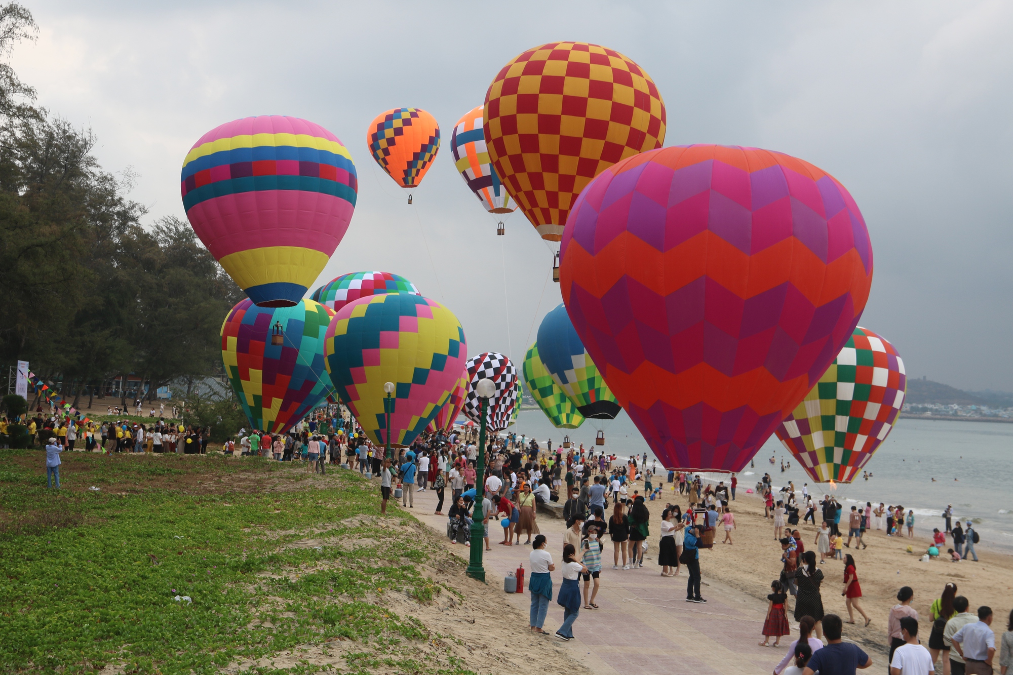 Khinh kh&iacute; cầu rợp sắc m&agrave;u tr&ecirc;n bầu trời Phan Thiết - Ảnh 6.