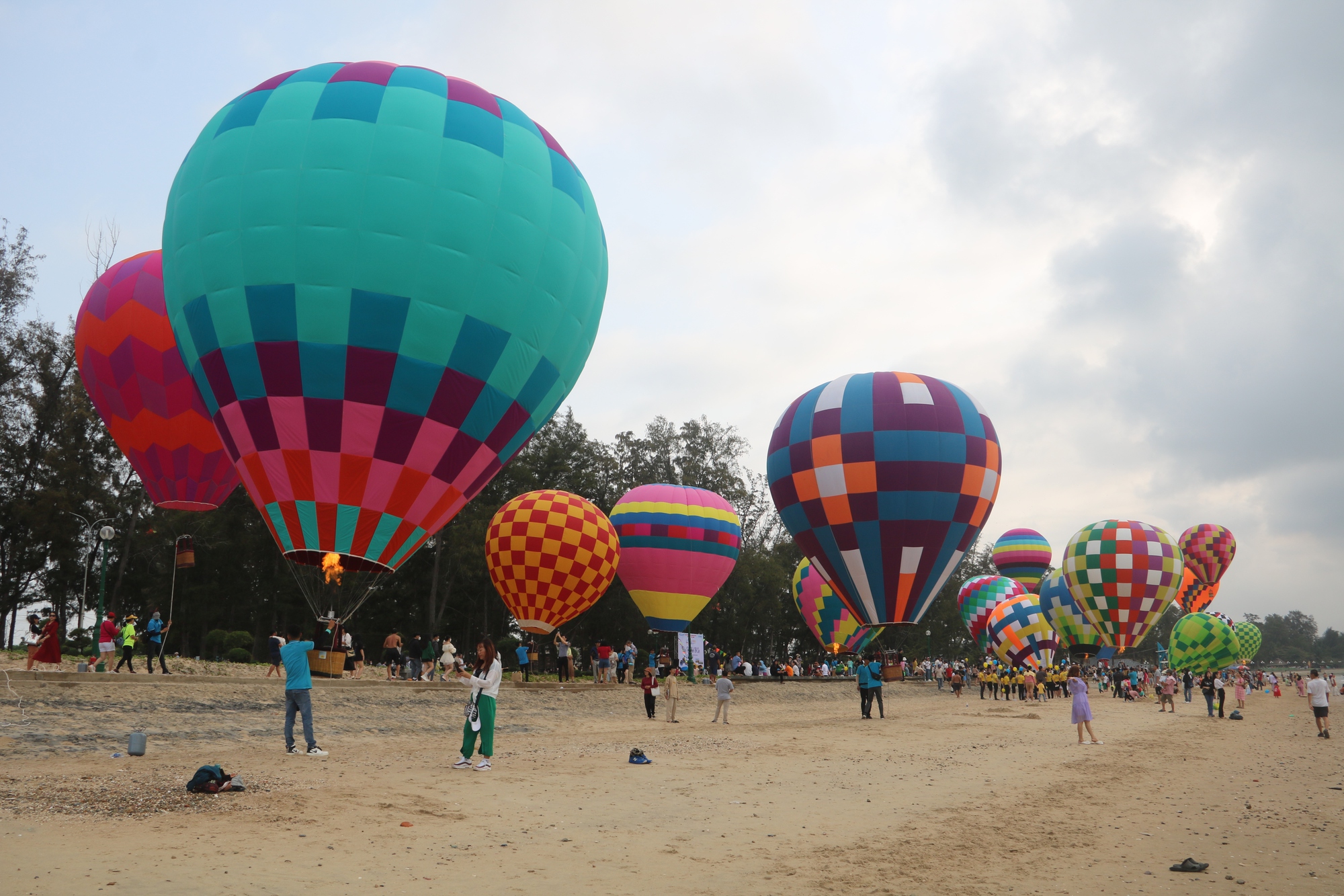 Khinh kh&iacute; cầu rợp sắc m&agrave;u tr&ecirc;n bầu trời Phan Thiết - Ảnh 2.