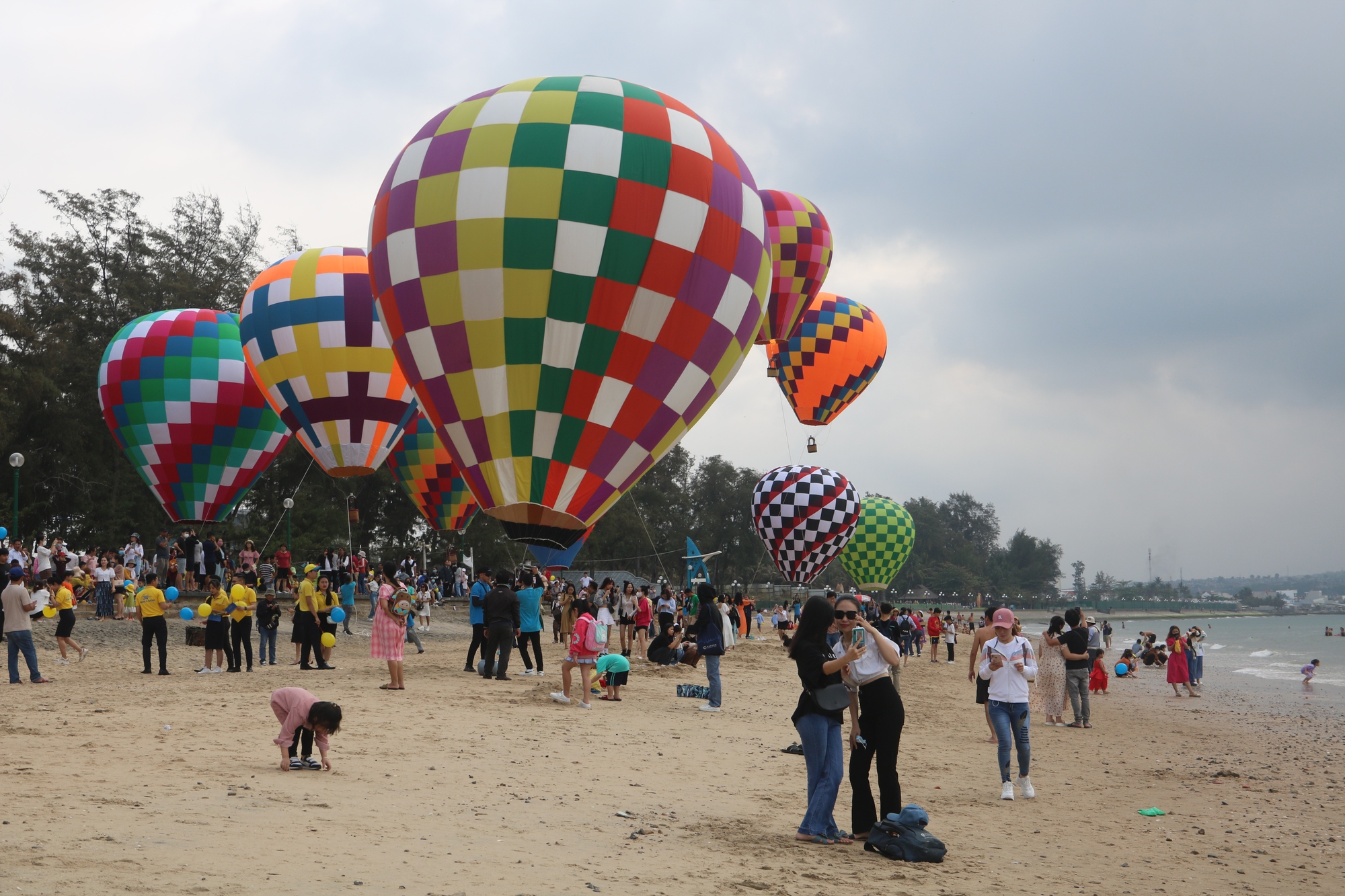 Khinh kh&iacute; cầu rợp sắc m&agrave;u tr&ecirc;n bầu trời Phan Thiết - Ảnh 3.