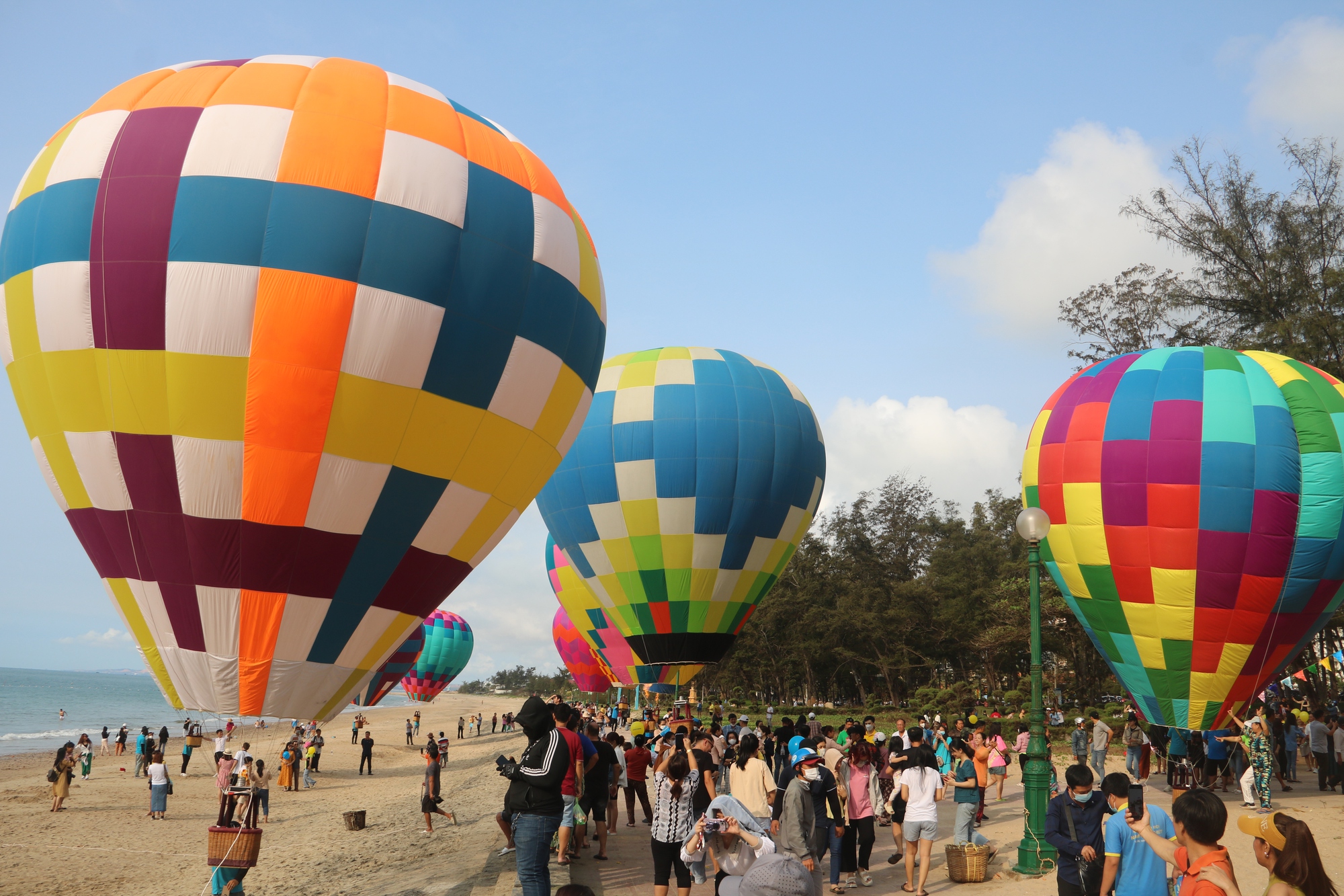 Khinh kh&iacute; cầu rợp sắc m&agrave;u tr&ecirc;n bầu trời Phan Thiết - Ảnh 5.