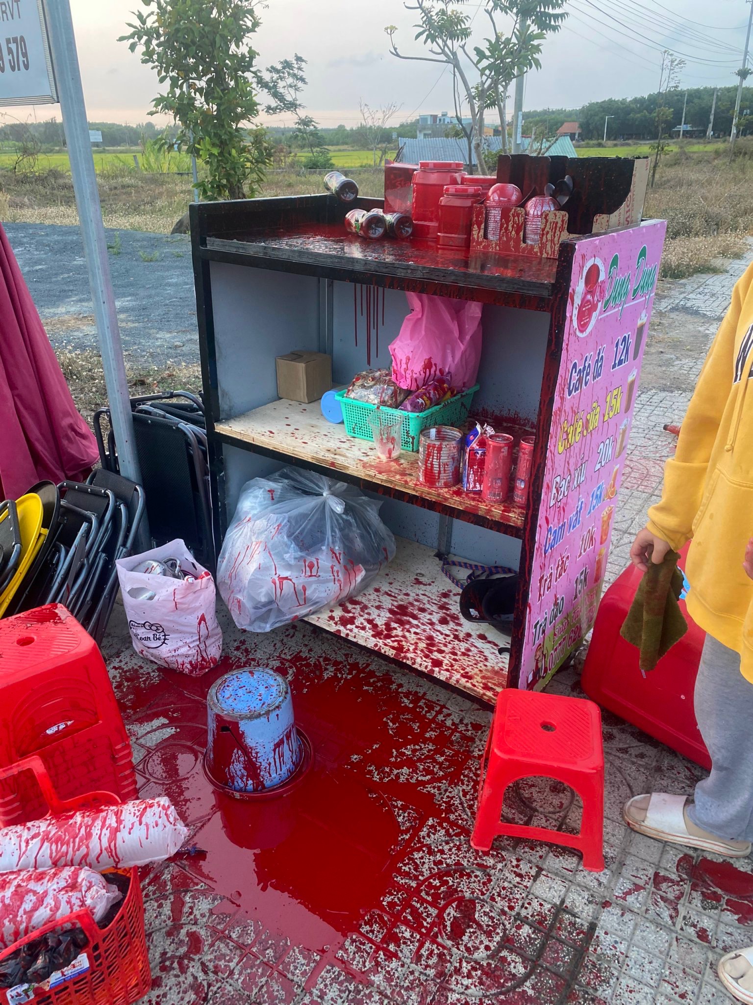 Lời kể c&ocirc; g&aacute;i b&aacute;n nước bất ngờ bị 2 thanh ni&ecirc;n tắm sơn đỏ ở B&agrave; Rịa - Vũng T&agrave;u - Ảnh 1.