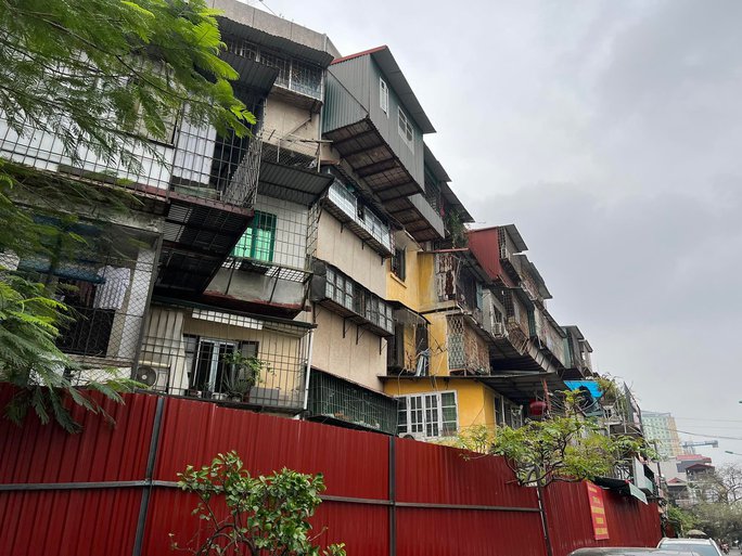 Bám trụ chung cư... chờ sập