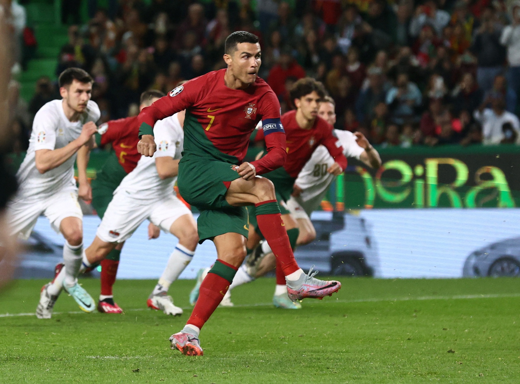 Lập kỷ lục si&ecirc;u đỉnh, Ronaldo vẫn bị ch&ecirc; yếu b&oacute;ng v&iacute;a - Ảnh 1.