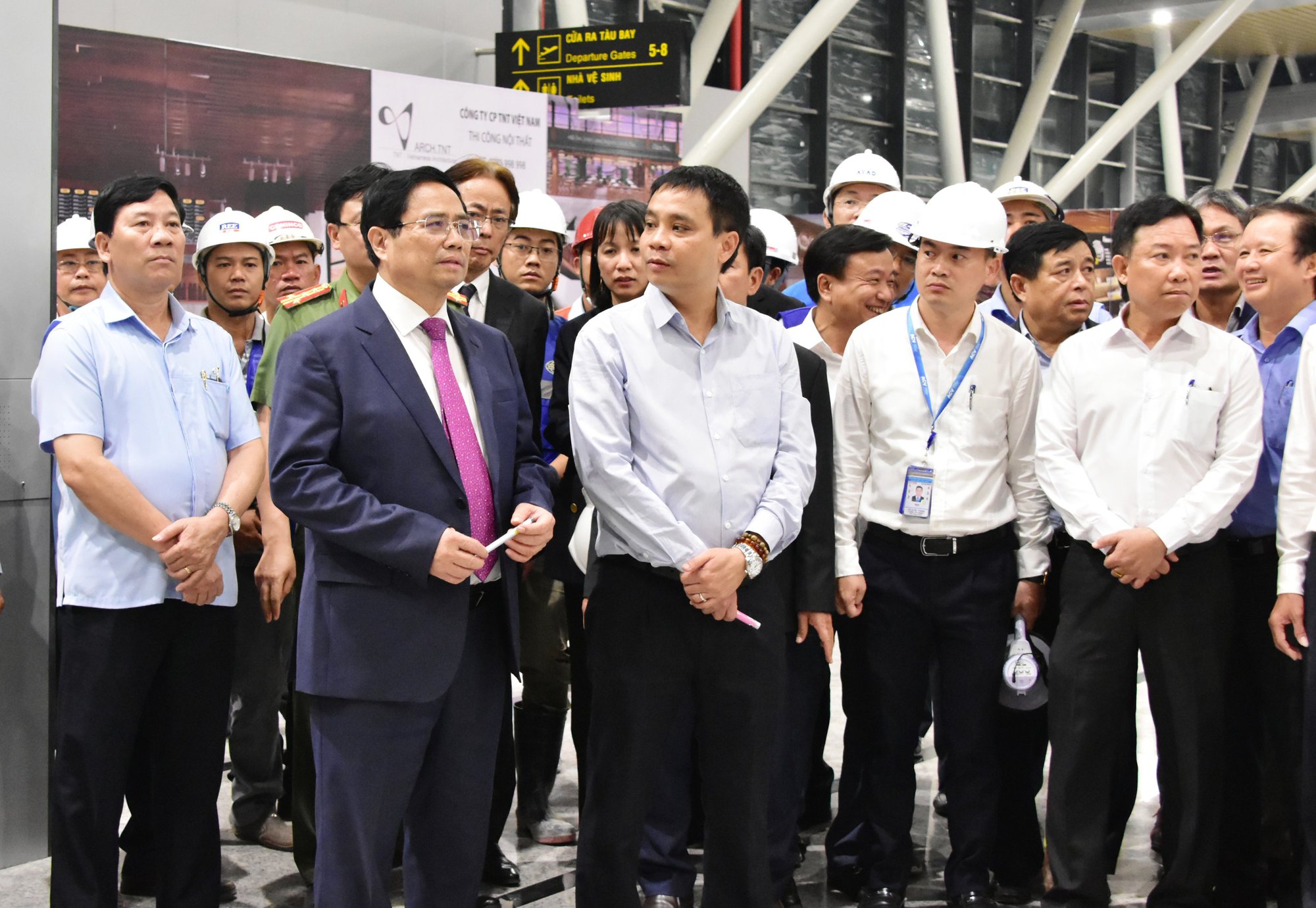 Thủ tướng Phạm Minh Ch&iacute;nh kiểm tra tiến độ x&acirc;y dựng nh&agrave; ga s&acirc;n bay Ph&uacute; B&agrave;i - Ảnh 1.