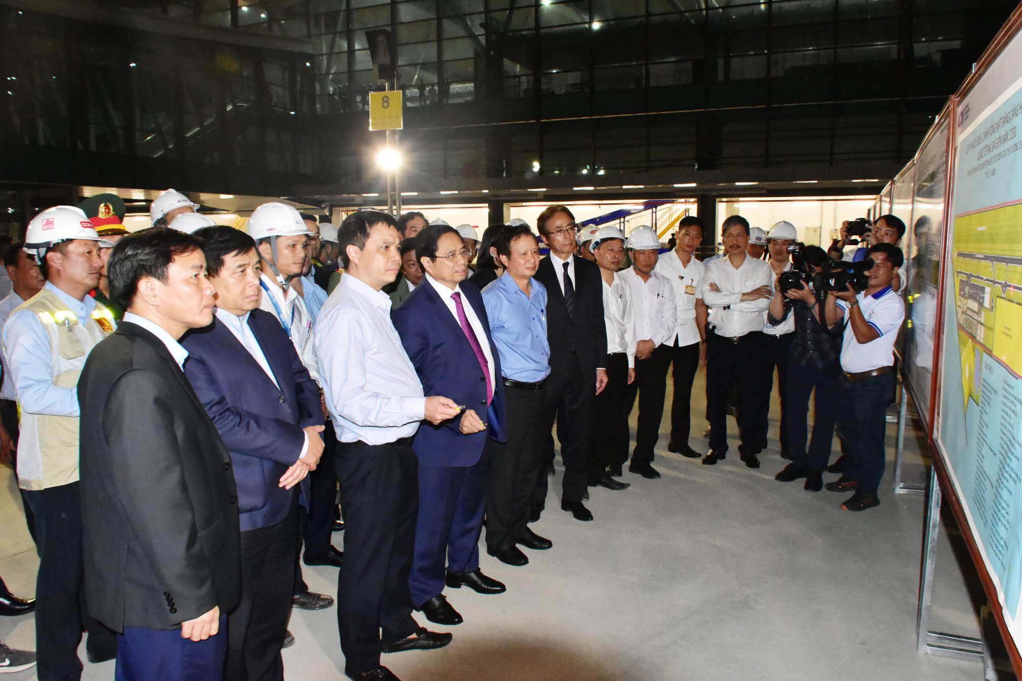 Thủ tướng Phạm Minh Ch&iacute;nh kiểm tra tiến độ x&acirc;y dựng nh&agrave; ga s&acirc;n bay Ph&uacute; B&agrave;i - Ảnh 2.