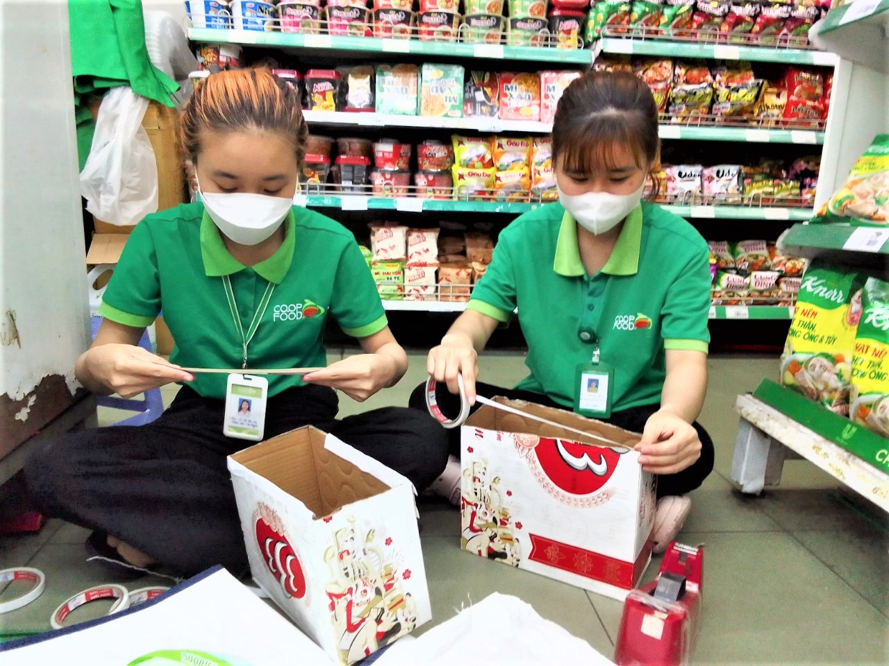 Tặng b&agrave; nội trợ t&uacute;i đi chợ l&agrave;m từ th&ugrave;ng carton, giấy b&aacute;o...  - Ảnh 1.