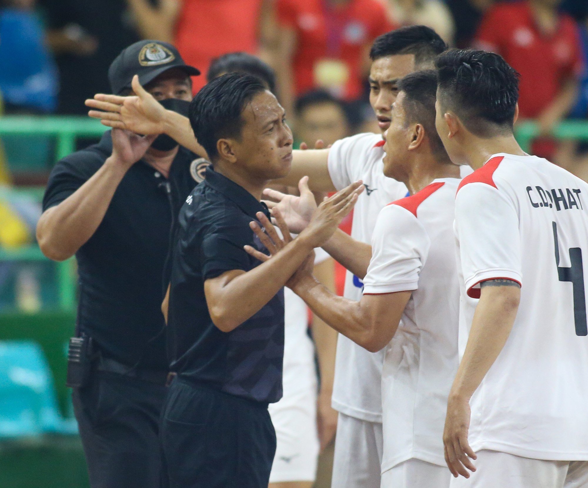 Derby futsal TP HCM: Sahako giành lại 1 điểm trong trận cầu nhiều tranh cãi