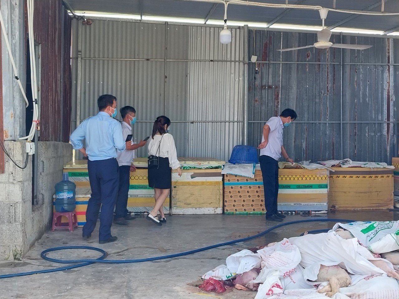 Ti&ecirc;u hủy 5 tấn thịt thối chuẩn bị đưa v&agrave;o Nam ti&ecirc;u thụ - Ảnh 1.